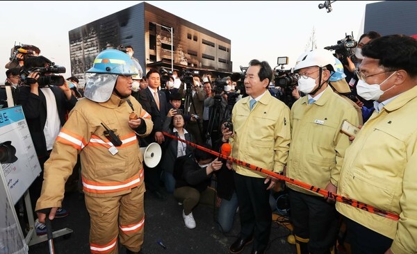 ​정세균 국무총리가 29일 경기도 이천시 모가면의 한 물류창고 화재 현장을 찾아 브리핑을 받고 있다[사진=국무조정실]​