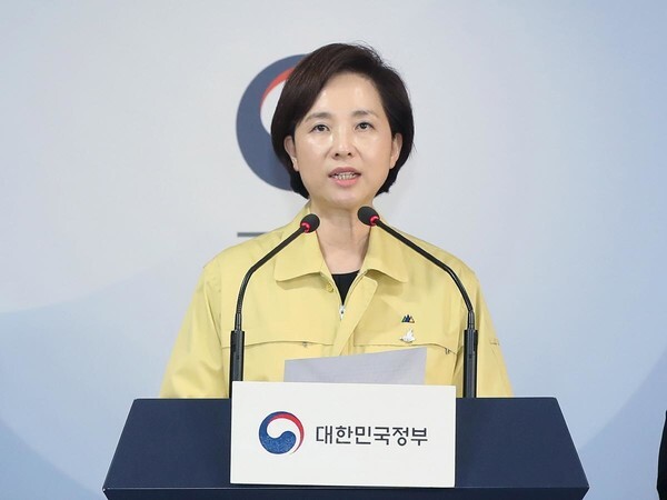 ​유은혜 부총리 겸 교육부장관이 4일 정부서울청사에서 브리핑을 열고 등교개학 방안을 발표하고 있다. [사진=교육부]​