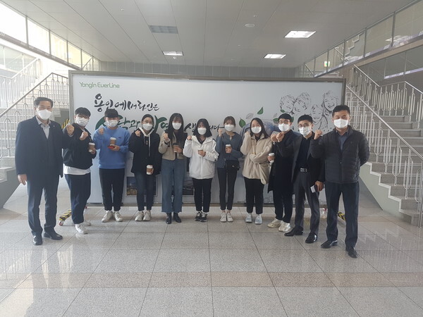 용인시는 29일 기흥역에서 경전철 학생 서포터즈의 활동을 격려하고 간담회를 개최하고 있다. [사진=용인시]