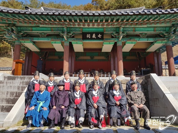 구례  칠의사 추향제를 마친 후 관계자들이 기념사진을 찍고 있다.