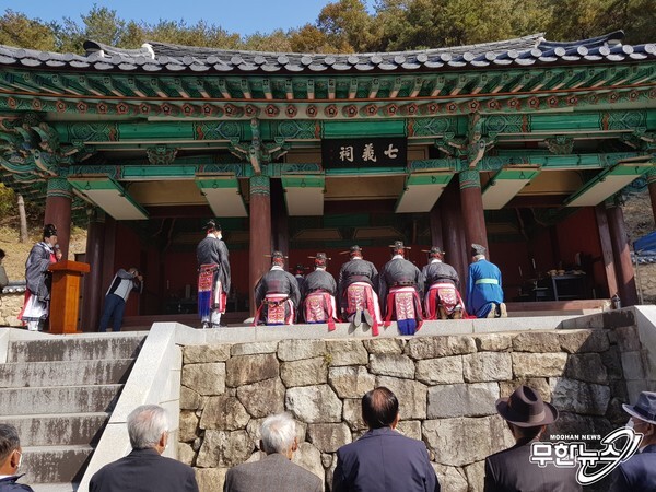 31일 전남 구례 토지면 송정리 소재 석주관 칠의사묘(사적 제106호)에서 칠의사 후손들과 관계자들이 참석한 가운데 제례를 지내고 있다.
