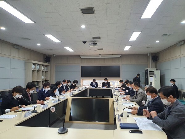 2일 용인시 기흥구 기흥구청 소회의실에서 이정표 기흥구청장이 지역 시의원과 내년 사업 논의를 위해 간담회를 열고 있다. [사진=용인시]