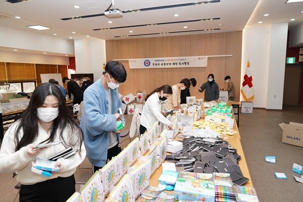 경기적십자 RCY가 2일 수원시 권선동 대한적십자사 경기도지사에서 학용품을 담은 우정의 선물 세트를 제작하고 있다. [사진=경기적십자]