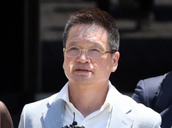 건설업자 윤중천씨가 지난해 5월 서울 서초구 서울중앙지법에서 열린 영장실질심사에 출석하고 있다. [사진=연합뉴스]