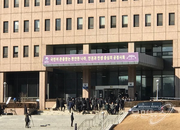 윤석열 검찰총장 징계 관련 감찰위원회 임시회의가 열린 1일 정부과천청사 법무부 건물 앞에서 취재진이 위원장과 위원들을 기다리고 있다.
