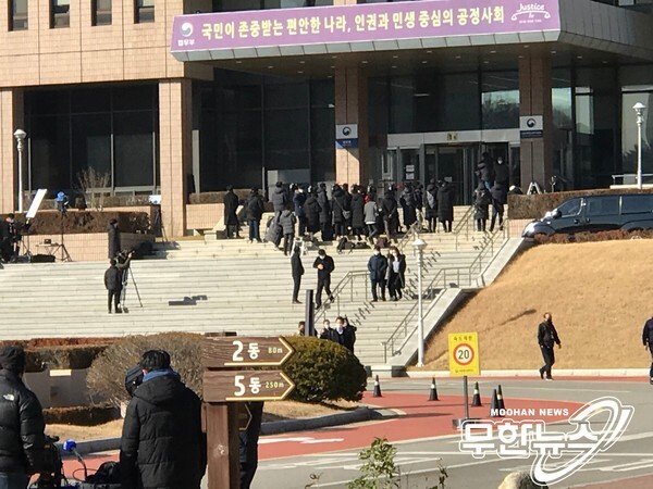 1일 정부과천청사 법무부 건물 앞에서 취재진이 감찰위원회 위원장과 위원들을 기다리고 있다.