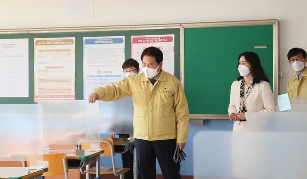 1일 백군기 용인시장이 기흥구 수능시험장을 찾아 방역 실태를 점검하고 있다. [사진=용인시]