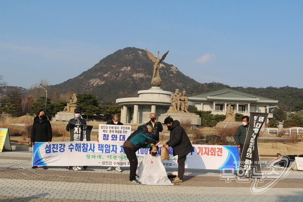 섬진강 수해참사 피해자 구례군비상대책위원회가 7일 청와대 앞에서 책임자 처벌 및 피해 100% 배상을 촉구하는 3차 상경투쟁 기자회견을 열고 삭발을 하고 있다.