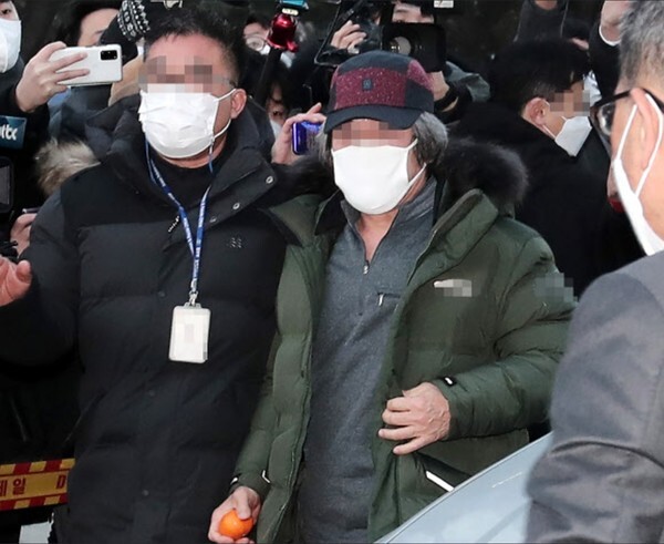 12년 만기 출소한 아동 성범죄자 조두순이  12일 오전 보호관찰개시신고서 제출을 위해 경기도 안산 법무부안산준법지원센터로 들어가고 있다. [사진=연합뉴스]