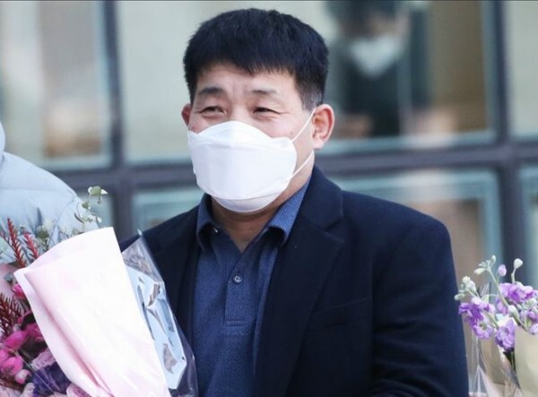 17일 경기도 수원시 영통구 수원지방법원에서 열린 이춘재 연쇄살인 8차 사건 재심 선고공판에서 재심 청구인 윤성여씨가 무죄를 선고받고 법원 청사를 나오고 있다. [사진=연합뉴스]