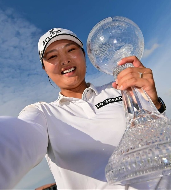 고진영이 21일(한국 시각) 미국 플로리다주 네이플스의 티뷰론 골프클럽에서 열린 LPGA 투어 시즌 최종전 CME그룹 투어에서 우승을 차지하며 환하게 웃고 있다. [사진=LPGA 공식 트위터]