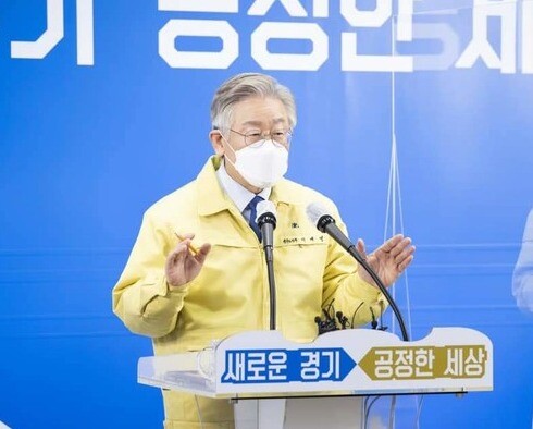 이재명 경기도지사는 21일 오후 경기도청 브리핑룸에서 오는 23일 0시부터 내년 1월 3일 자정까지 5인 이상 실내외 모든 사적모임을 금지하는 집합금지 행정명령을 발표하고 있다. [사진=이재명 SNS]