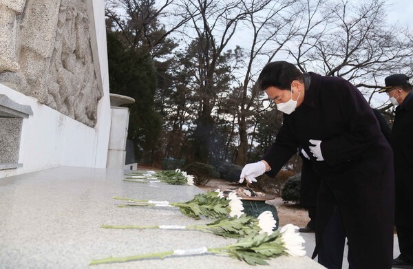 백군기 용인시장이 1일 용인중앙공원을 방문해 현충탑에 분향하고 있다. [사진=용인시]