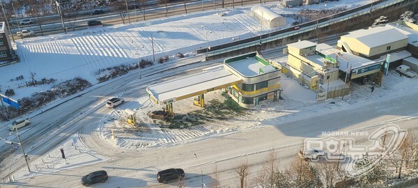 밤사이 내린 폭설로 도로가 얼어 붙은 7일 오전 차량들이 거북이 운행을 하고 있다.
