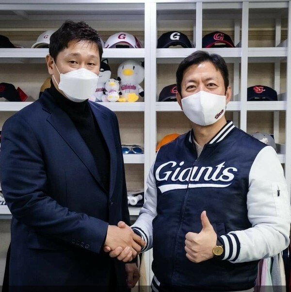 롯데 이대호가 29일 FA계약을 마친 뒤 이석환 대표와 기념촬영을 하고 있다. [사진=롯데 자이언츠 공식 SNS]