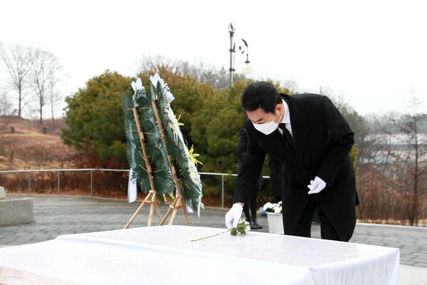 백군기 용인시장이 1일 제102주년 3·1절을 맞아 처인구에 위치한 3·1만세운동 기념공원을 찾아 참배하고 있다.[사진=용인시]