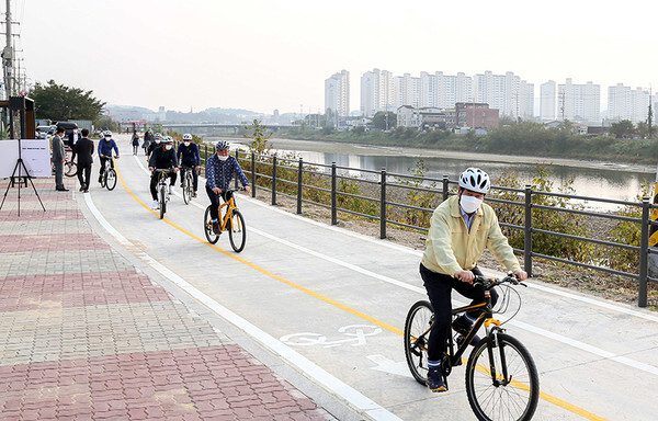 백군기 용인시장이 지난해 경안천 자전거도로를 주행하며 현장 점검을 하고 있는 모습 [사진=용인시]