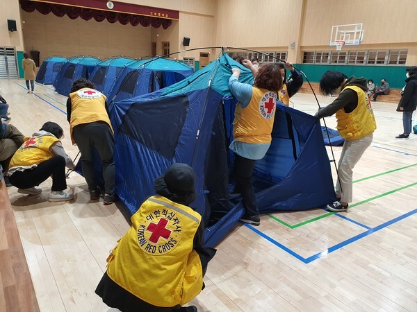 대한적십자사 경기도지사는 10일 오후 봉사원을 긴급 소집해 이재민쉘터를 설치하고 있다. [사진=경기적십자]