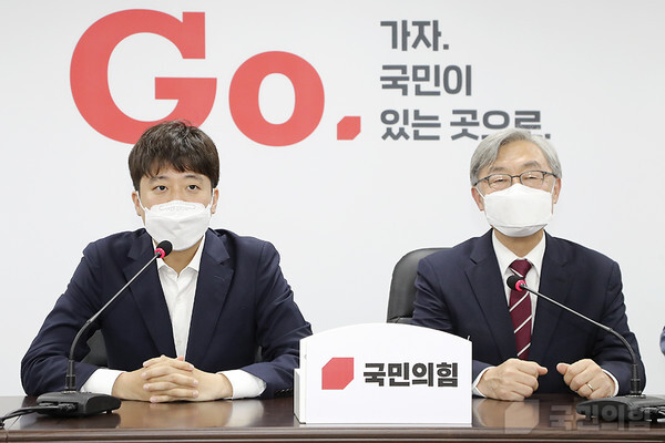 최재형 전 감사원장이 15일 서울 여의도 국민의힘 당사에서 이준석 대표를 만나 인사말을 나누고 있다. [사진=국민의힘]