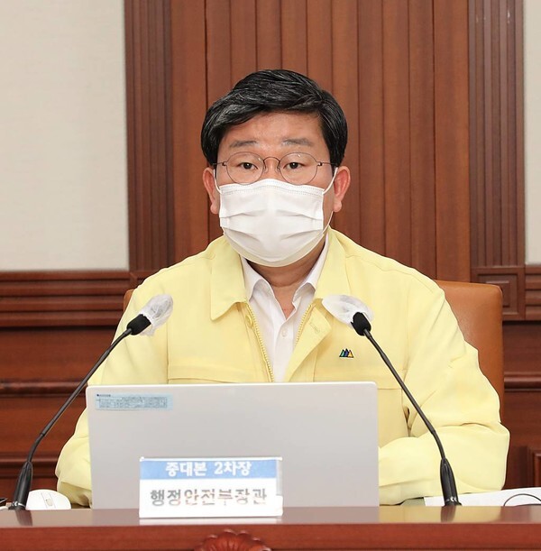 전해철 중앙재난안전대책본부 제2차장(행안부 장관)이 23일 정부서울청사에서 열린 코로나19 대응 중앙재난안전대책본부 회의에 참석해 모두발언하고 있다. [사진=행정안전부]