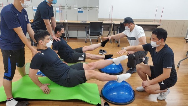 용인시청소년수련관 수영교육 지도자들이 생존수영 실내체험교육과정을 실제로 시뮬레이션 해보는 장면[사진=용인시청소년수련관]