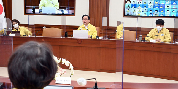  김부겸 국무총리가 12일 세종로 정부서울청사에서 열린 코로나19 중앙재난안전대책본부 회의를 주재하고 있다. [사진=국무조정실]