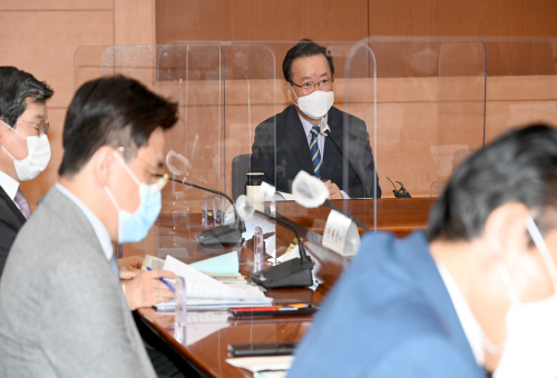 김부겸 국무총리가 13일 세종로 정부서울청사에서 열린 제1차 코로나19 일상회복지원위원회 회의를 주재하고 있다. [사진=국무조정실]