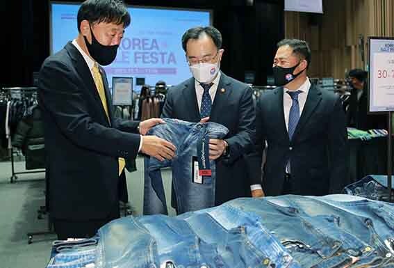 문승욱 산업통상자원부 장관이 1일 대구시 신세계백화점 대구점을 방문해 주요 매장을 둘러보며 '코리아세일페스타' 현장점검을 하고 있다. [사진=산업통상자원부]