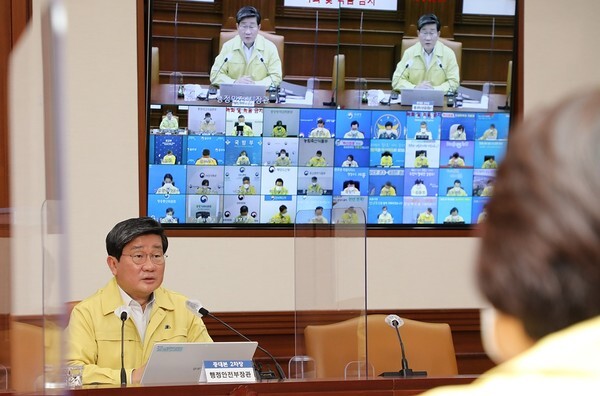 전해철 중앙재난안전대책본부 2차장(행정안전부 장관)이 3일 서울 정부서울청사에서 열린 코로나19 대응 중대본 회의에 참석해 발언하고 있다. [사진=행정안전부]